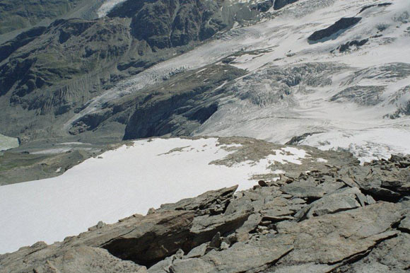 Chaputschin - Sulla cresta N. La fronte ancora unita delle Vadret da Roseg e da la Sella, a sinistra la bianca Vadret dal Chaptschin