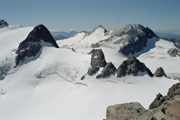Il Chaputschin - Panorama verso SSE. In primo piano a sinistra La Muongia. All'orizzonte Pizzo Malenco e Pizzo delle Tre Mogge