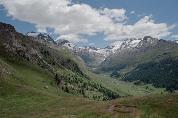 Chaputschin - In discesa nei pressi di Marmor. A destra la Val Fex, in alto a sinistra Il Chaptschin