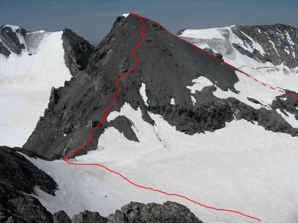 Cima Tuckett - La Cima Tuckett vista dalla cima del Madaccio di dentro e il tracciato di salita e discesa (tratteggiato)