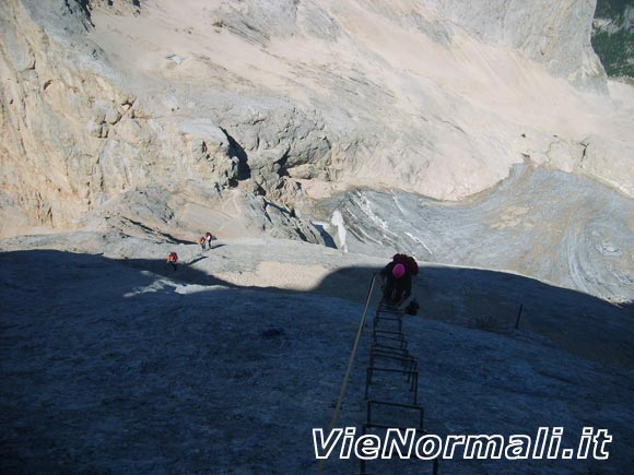 Punta Penia - Il lungo tratto di staffe con il sottostante ghiacciaio del Vernel