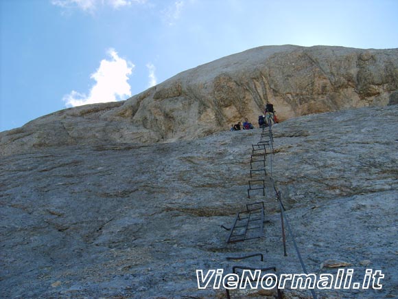 Marmolada - Punta Penia (cresta W) - Parte finale della lunga fila di staffe