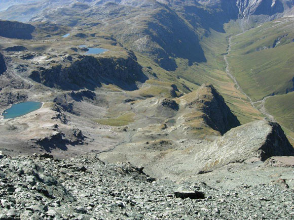 mazzaspitz - Il versante di salita, dalla vetta. A sinistra il laghetto di (q. 2790 m) che raggiungeremo in discesa