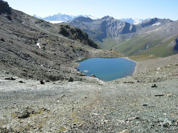 mazzaspitz - Il laghetto. All'orizzonte vicino, al centro la parete scintillante del Piz Turba. A destra, con il piccolo ghiacciaio, il Piz Piot