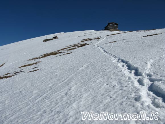 montebaldo - Il Rifugio Chierego lungo la cresta