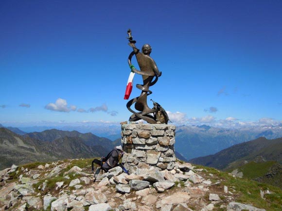 Monte Cadelle - L'angelo delle Cadelle sulla vetta