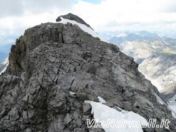 Monte Cristallo - Il risalto roccioso a met cresta con dietro la vetta