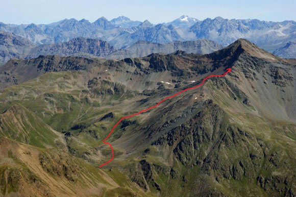 Monte Forcellina - Il percorso di salita con in basso il Passo della Vallaccia, da SSW