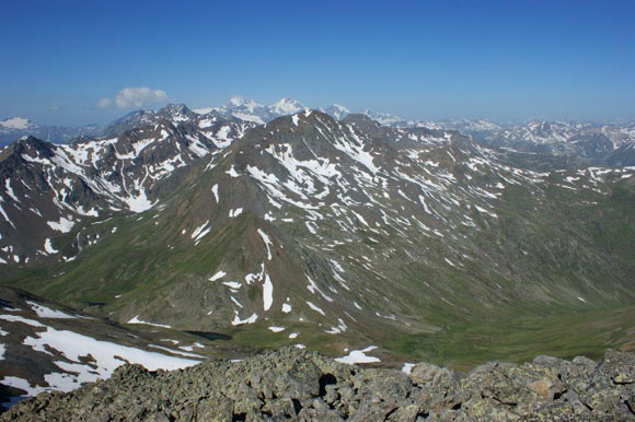 Monte Forcellina - Panorama verso SW. Al centro il Pizzo Filone, a sinistra il trapezio del Pizzo Paradisino