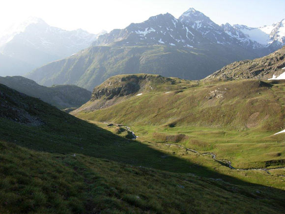 Monte Forcellina - Sul sentiero che conduce al Passo della Vallaccia. Posa a sinistra del centro immagine, la Baita del Pastore