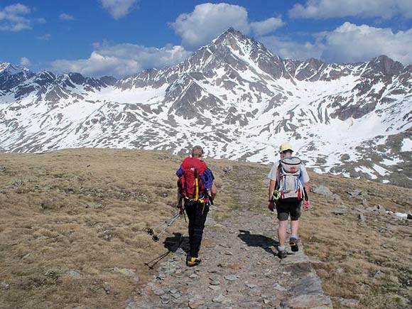 Monte Gavia - Sulla carrareccia militare lungo il crestone