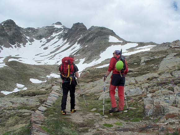 Monte Gavia - Lungo la carrareccia militare nel vallone