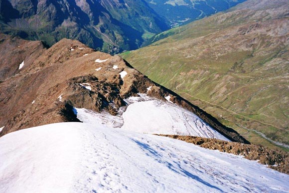 Monte Pasquale - La cresta di sfasciumi e rocce rotte, dalla cresta nevosa