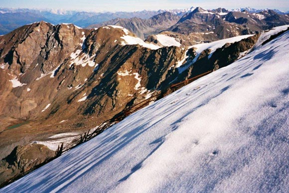 Monte Pasquale - Sulla cresta nevosa, a sinistra resti di filo spinato