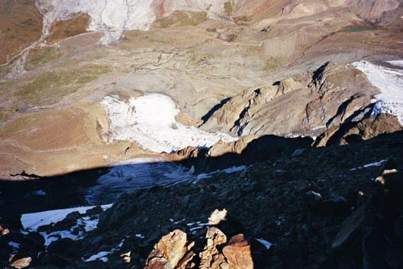 montepasquale - La parte finale della parete NW. In alto a sinistra, il Rifugio Pizzini-Frttola