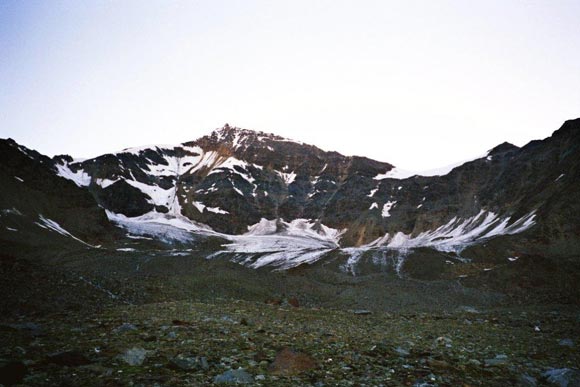 Monte Pasquale - Al termine della grande morena, al centro la parete SW del Cevedale