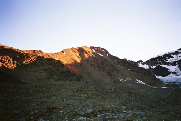 Monte Pasquale - Al termine della grande morena, al centro il Monte Pasquale e la cresta SW