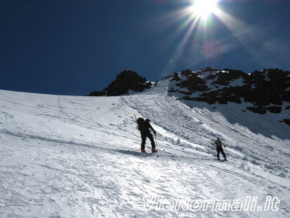 Monte San Matteo - Verso la sella con vista sul canale a destra del gendarme