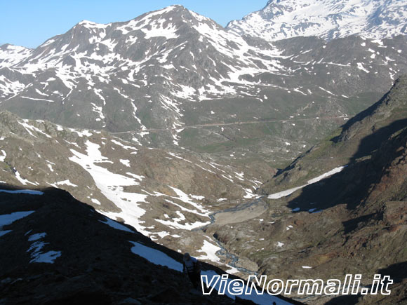 Monte San Matteo - Il vallone di accesso con la strada del Gavia sullo sfondo