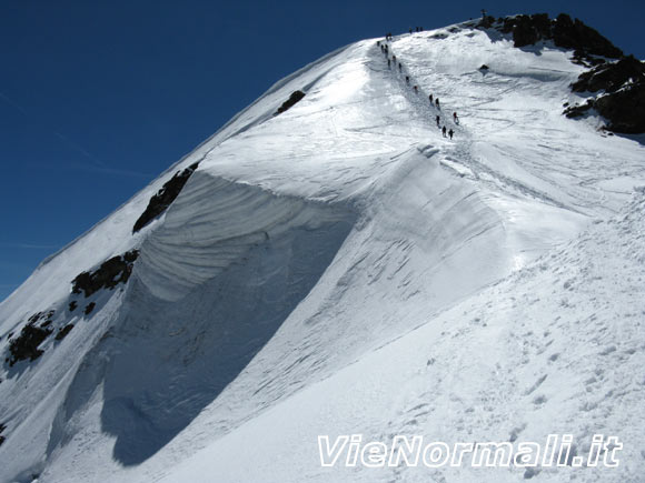Monte San Matteo - Pendio finale verso la cima e il seracco pensile