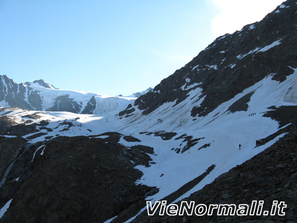 Monte San Matteo - I pendii di neve di accesso al ghiacciaio visti dalla morena