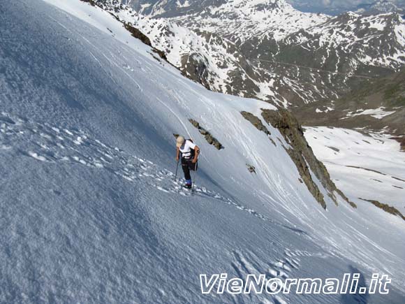 Monte San Matteo - Oliviero risale il pendio a destra della seraccata di destra