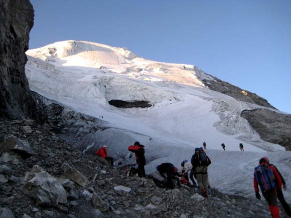 Ortles - Ci si attrezza per il ghiacciaio all'imbocco della Eisrinne.