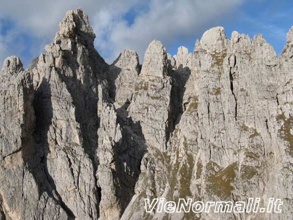 Pala Oltro - Vista dalla cima sull'austero ambiente delle torri vicine