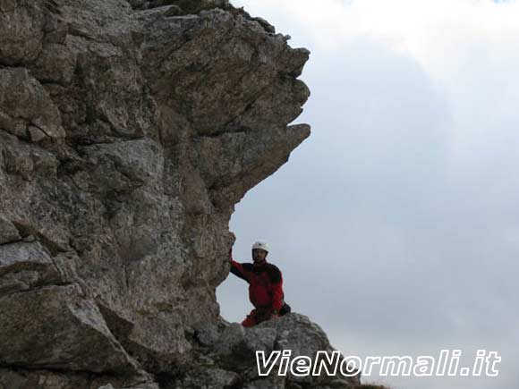 Pala Oltro - Passaggio sotto un torrione all'inizio della via normale