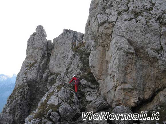 Pala Oltro - Inizio della cengia erbosa che conduce al pianerottolo prima della cima