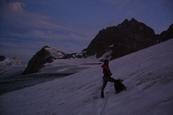 Pizzo Bernina - Alba sul ghiacciaio verso il rifugio Marco e Rosa