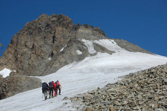 Pizzo Bernina - Cordate in salita sulla spalla ghiacciata