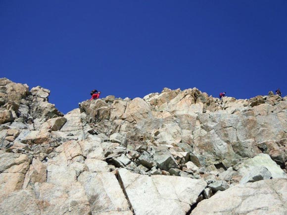 Piz Calderas - Sulla paretina. Antonio, Gilles e Pietro hanno raggiunto la cresta