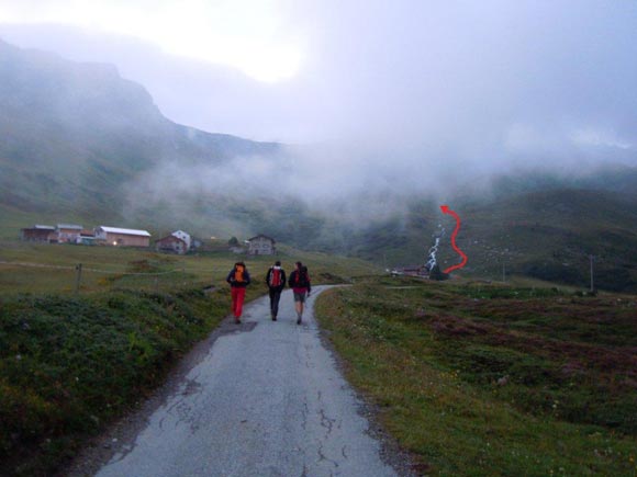 Piz Calderas - Sulla stradina che dal parcheggio conduce a Tigias