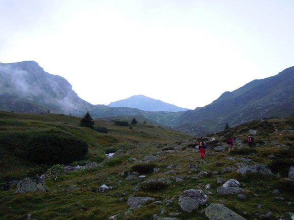 Piz Calderas - Lungo il sentiero, sulla sinistra idrografica dell'Ava da las Tigias. A centro immagine la Tschima da Flix