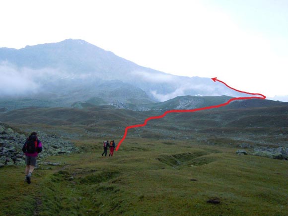 pizcalderas - In località Plang Lung, si seguono le tracce di sentiero segnalato in direzione SE, a sinistra La Tschima da Flix