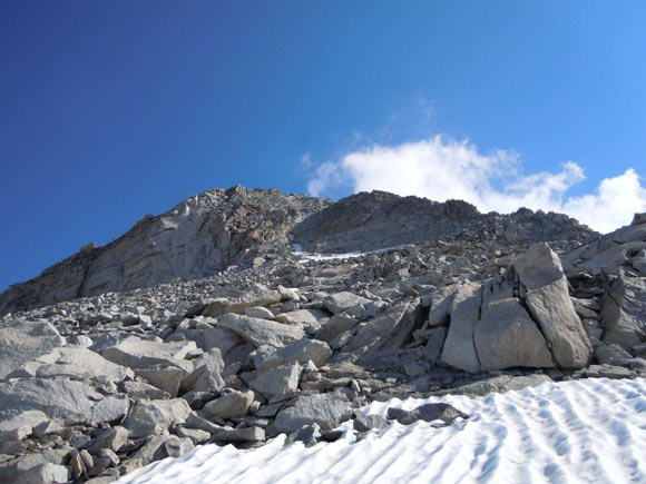 Piz Casnil - Il canale e a sinistra lo sperone da salire. Alcuni ometti di pietra aiutano nella ricerca dei passaggi migliori