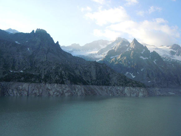 Piz Casnil - Immagine ripresa dalla corona della diga dell'Albigna, sul promontorio a centro foto la Capanna dell'Albigna da raggiungere