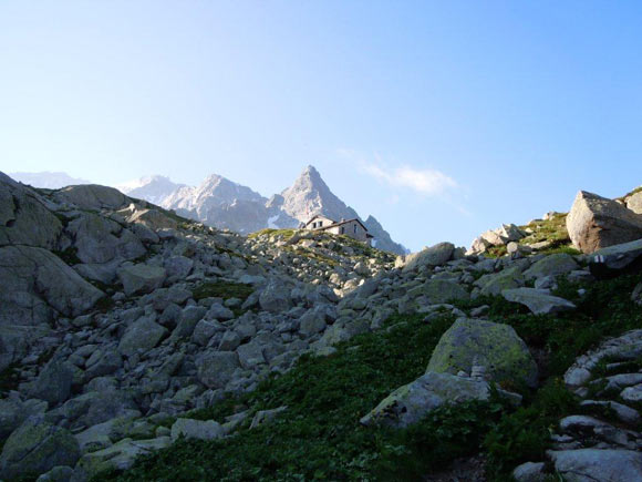 Piz Casnil - La Capanna dell'Albigna e dietro la Punta dell'Albigna