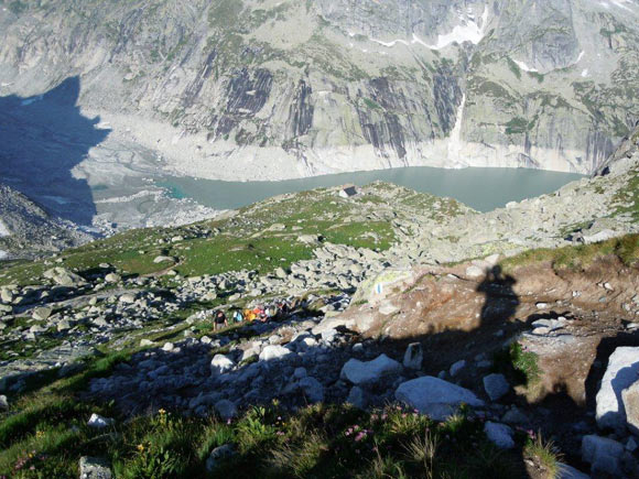 Piz Casnil - Sul sentiero che conduce al Pass da Casnil, a centro foto la capanna