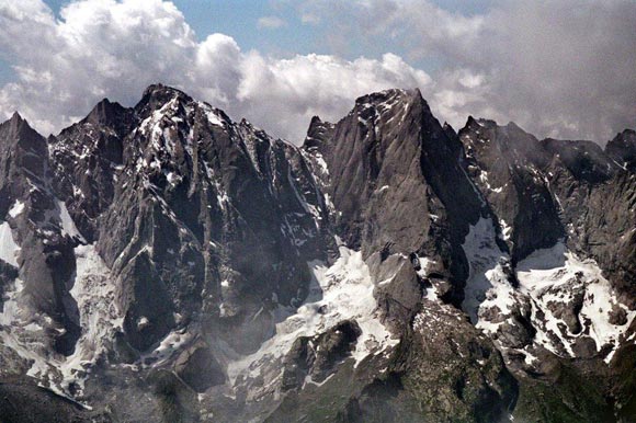 Piz Duan - A sinistra i 1300 m della Nord del Pizzo Cengalo, la parete pi alta delle Alpi Retiche. A destra la Nord del Pizzo Badile