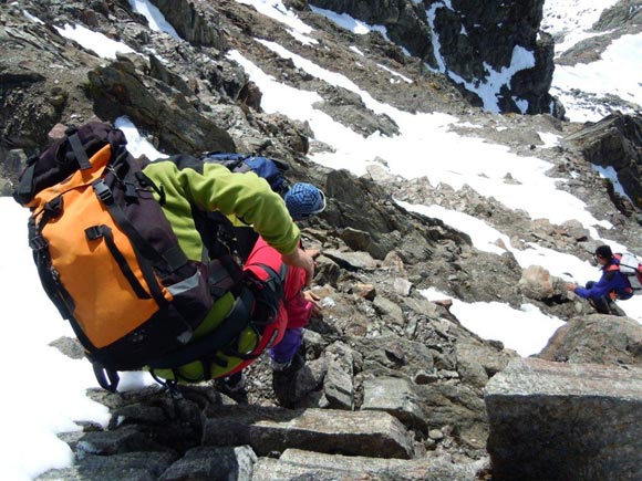 pizgrialetsch - In discesa sulle ripide rocce sotto la vetta