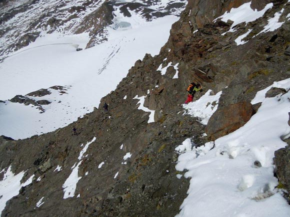Piz Grialetsch - Antonio impegnato sul traverso esposto, reso maggiormente pericoloso dalla presenza di neve