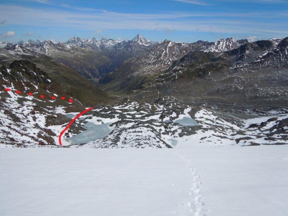 Piz Grialetsch - Sulla Vadret da Grialetsch, oltre i laghetti la Val Grialetsch, la capanna rimane a sinistra dell'immagine