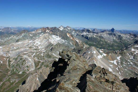 Piz Gàààglia - Panorama verso NW. Al centro le 2 cime pi alte sono, a sinistra il Piz Calderas e a destra il Piz d'Err. A destra la sagoma scura del Piz Ela