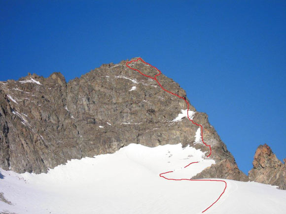 pizkesch - Il percorso di salita al Piz Kesch. In realt, anche se non banale,  un'arrampicata divertente, mai troppo esposta