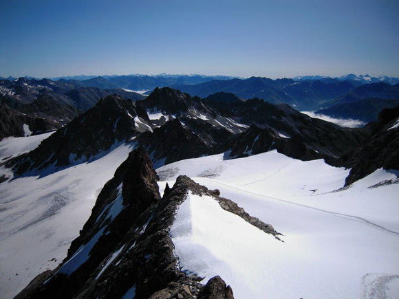 pizkesch - Il ghiacciaio che abbiamo appena risalito. Al centro della foto, oltre il ghiacciaio, il Piz Val Mura