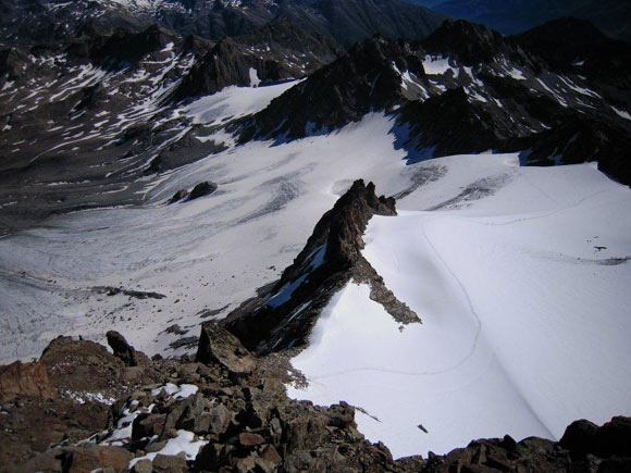 Piz Kesch - Sul ghiacciaio sono evidenti le tracce che a destra portano alla Porta d'Es-cha e a sinistra alla Capanna digl Kesch