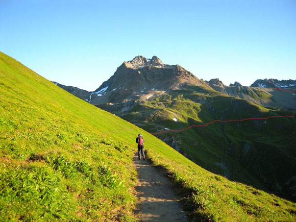 Piz Kesch - Si incomincia a camminare all'Albulapass, qui siamo a met strada fra il passo citato e la capanna d'Es-cha. Al centro della foto il versante S del Piz Kesch