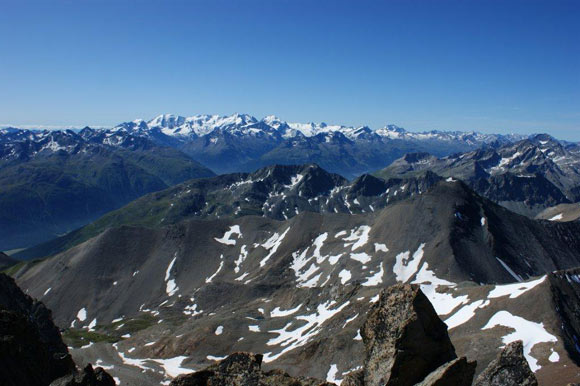 Piz Kesch - Panorama verso S. Il gruppo del Bernina e a destra, in alto, il Piz Guglia. In primo piano il Piz Blaisun